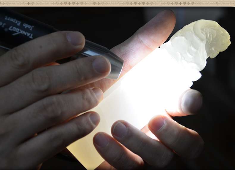 照玉強(qiáng)光手電筒不只可以鑒定琥珀，還可以鑒別各種的玉石、原石