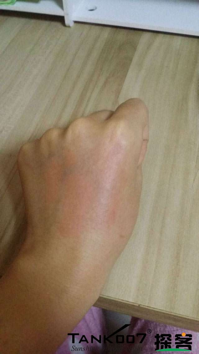客戶買了紫光手電驗熒光劑，先拿面膜大姨媽巾開刀 