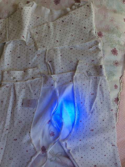  寶媽買(mǎi)了紫光手電，衣服上好多熒光劑，看的心慌害怕