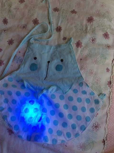  寶媽買(mǎi)了紫光手電，衣服上好多熒光劑，看的心慌害怕